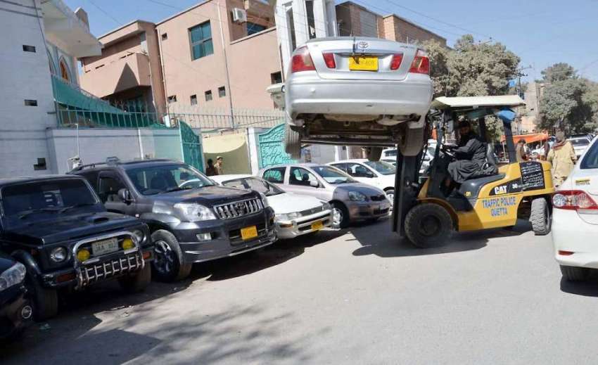 کوئٹہ: عدالت روڈ پر ٹریفک اہلکار غلط پارک کی گئی گاڑی لفٹر ..