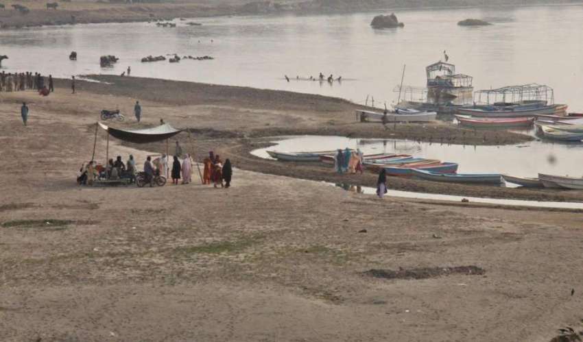 لاہور: دریائے راوی کی سیر کے لیے آنیوالے شہری خشکی پر کھڑے ..