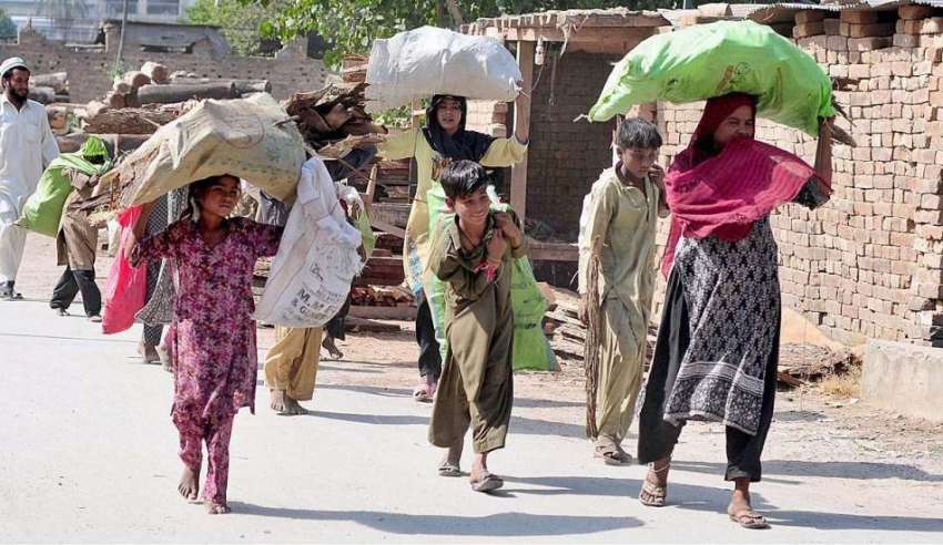 راولپنڈی: خانہ بدوش خاندان کی عورتیں اور بچے چولہا جلانے ..