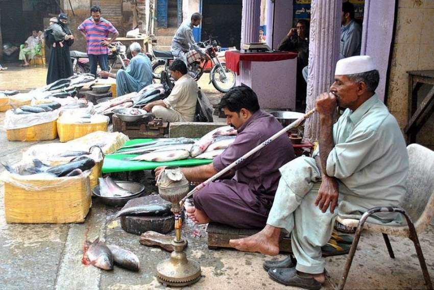 لاہور: دوکاندار مچھلی منڈی میں مچھلی فروخت کر رہے ہیں۔
