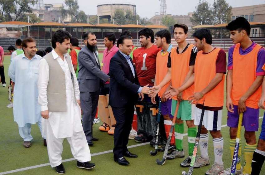 پشاور: انٹر کلب ہاکی چمپئن شپ کے موقع پر مہمان خصوصی کھلاڑیوں ..