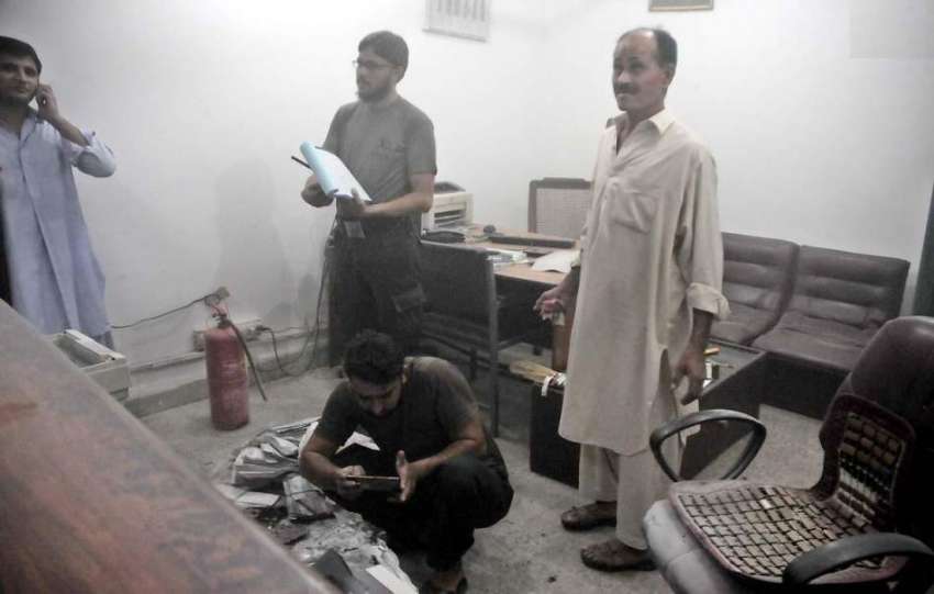 راولپنڈی: کمیٹی چوک ریلوے ریزرویشن آفس میں لگنے والی آگ ..