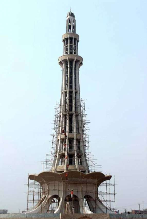 لاہور: مزدور مینار پاکستان اقبال پارک کے تعمیراتی کام میں ..