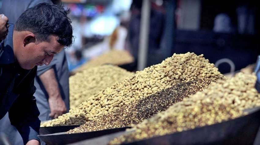 راولپنڈی: دوکاندار اپنی دوکان پر مونگ پھلی اور بھنے ہوئے ..