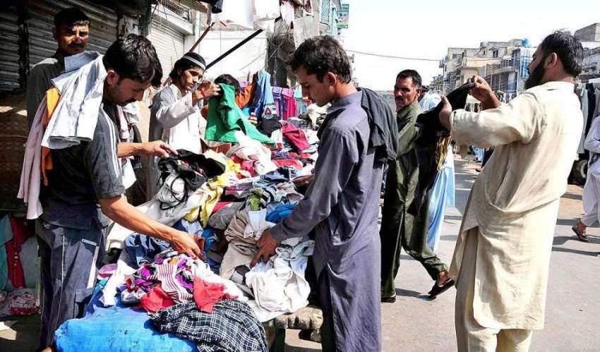راولپنڈی: موسم سرما کے آغاز پر شہری گرم کپڑے خرید رہے ہیں۔