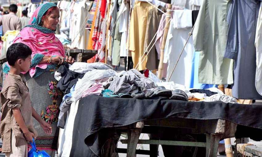 راولپنڈی: ایک خاتون لنڈے کے کپڑے پسند کر رہی ہے۔