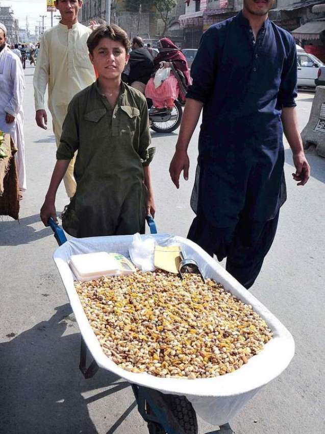 راولپنڈی: محنت کش بچہ ہتھ ریڑھی پر خشک میوہ فروخت کر رہا ..