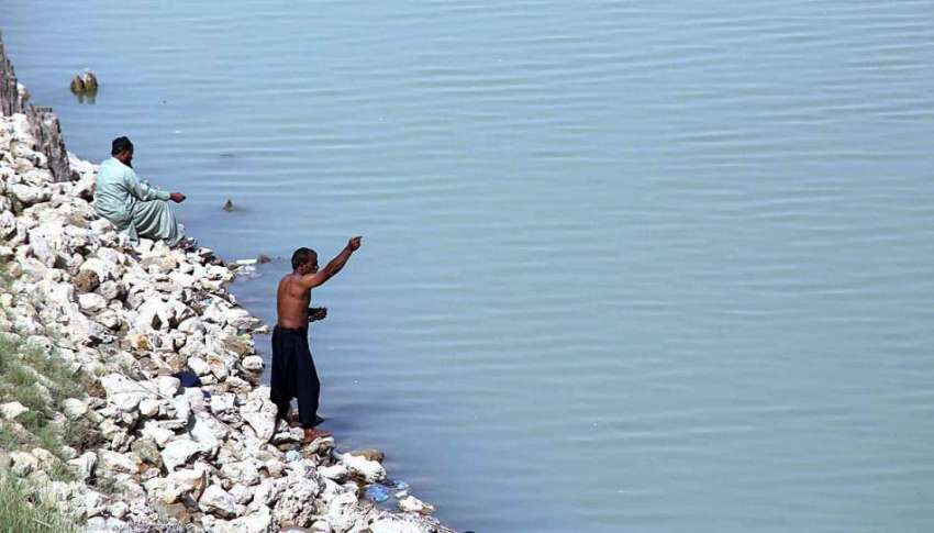 حیدر آباد: ماہی گیر دریائے سندھ سے مچھلیاں پکڑ رہے ہیں۔