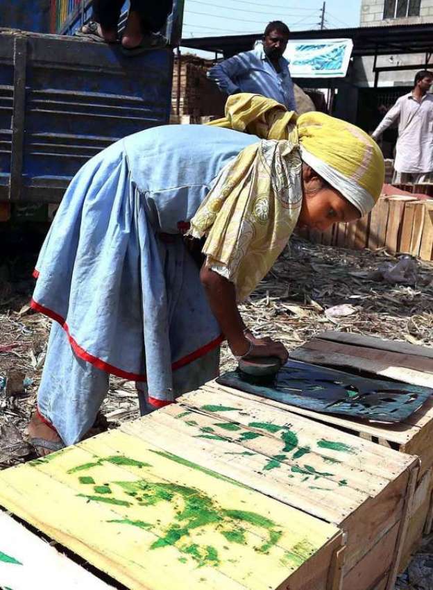 حیدر آباد: سبزی منڈی میں ایک محنت کش لڑکی لکڑی کے ڈبوں پر ..