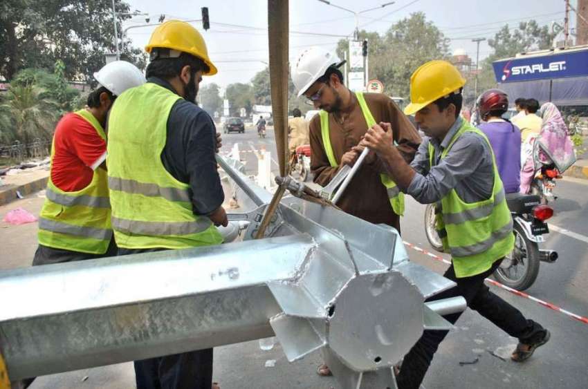 لاہور: سیکیورٹی کے پیش نظر انار کلی چوک میں سی سی ٹی وی کیمر ..