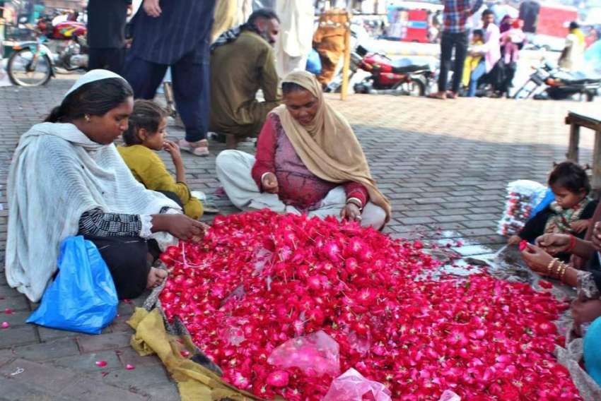 لاہور: خانہ بدوش خواتین قبروں پر ڈالنے کے لیے پھلولوں کی ..