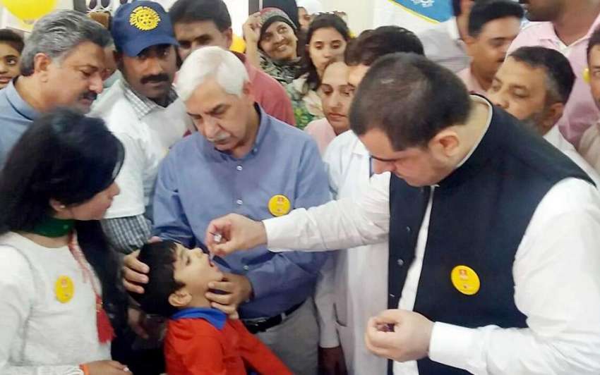 لاہور: صوبائی وزیر خوراک بلال یاسین بچے کو قطرے پلا کر پولیو ..