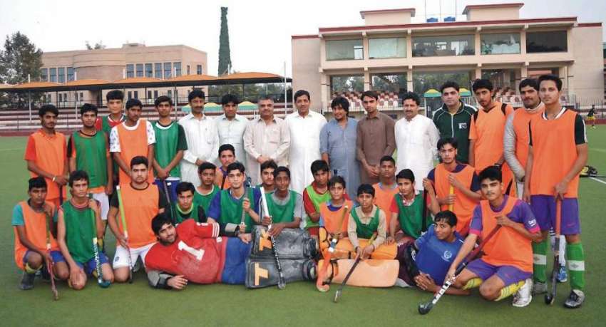 پشاور: انٹر کلب ہاکی چمپئن شپ کے موقع پر کھلاڑیوں کو مہمان ..