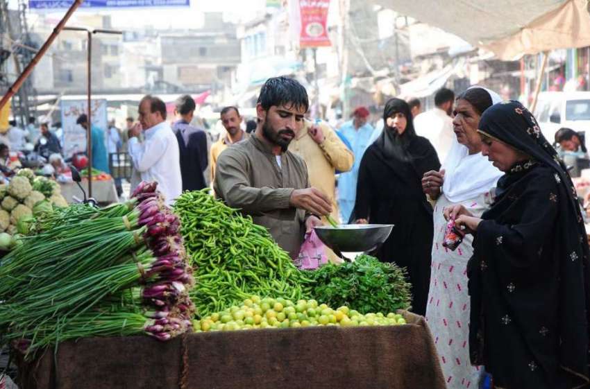 راولپنڈی: سبزی فروش سے خواتین سبزی خرید رہی ہیں۔