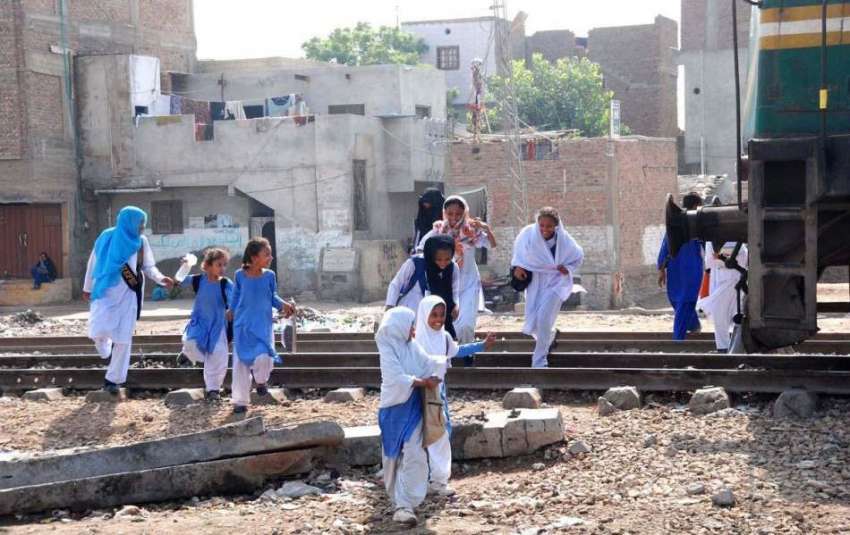 حیدر آباد: چھٹی کے بعد سکول کے بچیاں خطرناک انداز سے ریلوے ..