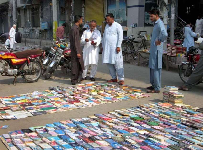 فیصل آباد: سڑک کنارے لگے کتابوں سے سٹال پر میں لوگ دلچسپی ..