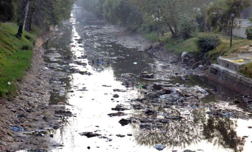 لاہور: مغلپورہ نہر پانی کی بندش کے باعث گندے نالے کا منظر ..