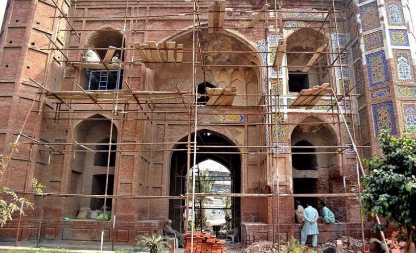 لاہور: مزدور تاریخی چوبرچی کی مرمت کے کام میں مصروف ہیں۔