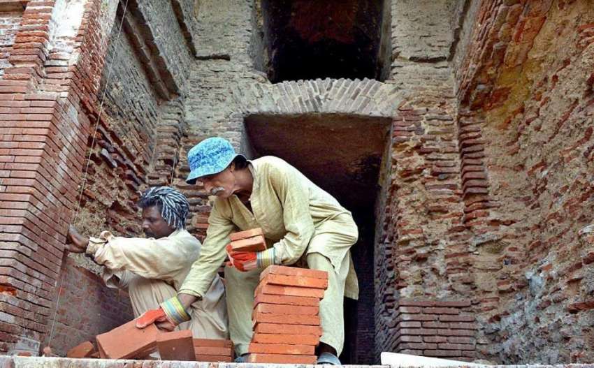 لاہور: مزدور تاریخی چوبرچی کی مرمت کے کام میں مصروف ہیں۔