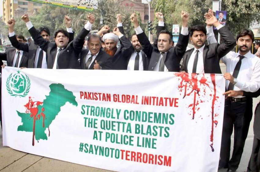 لاہور: وکلاء سانحہ کوئٹہ کے خلاف لاہور ہائیکورٹ کے باہر ..