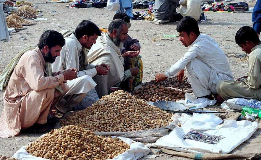 راولپنڈی: مقامی ماریکٹ میں بیٹھے ایک دوکاندار سے شہری خشک ..