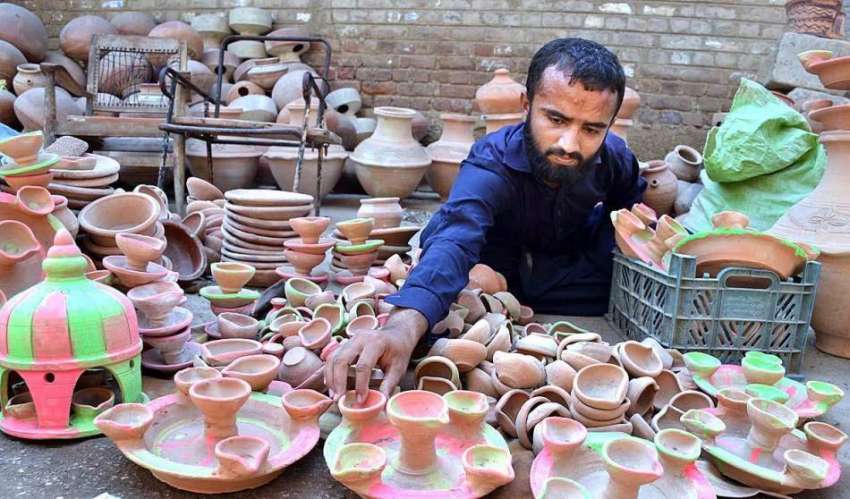 حیدر آباد: دکاندار مٹی سے بنائے کھلونے اور برتن فروخت کے ..