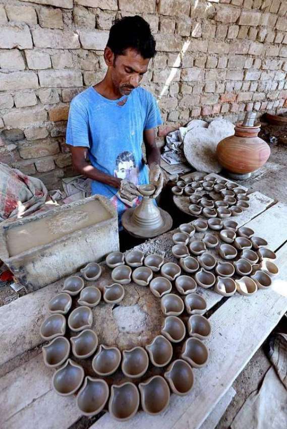 حیدر آباد: محنت کش مٹی کے دیے بنا رہا ہے۔