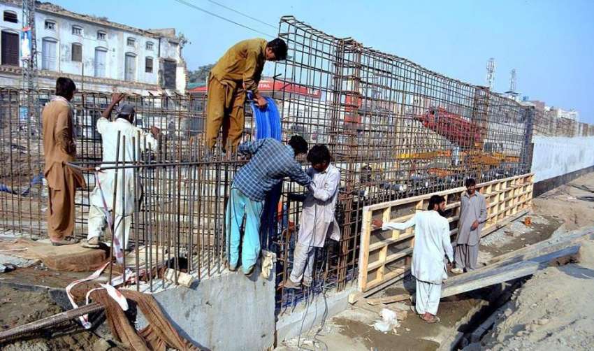 لاہور: مزدور اورنج لائن میٹر ٹرین منصوبے کے تعمیراتی کام ..