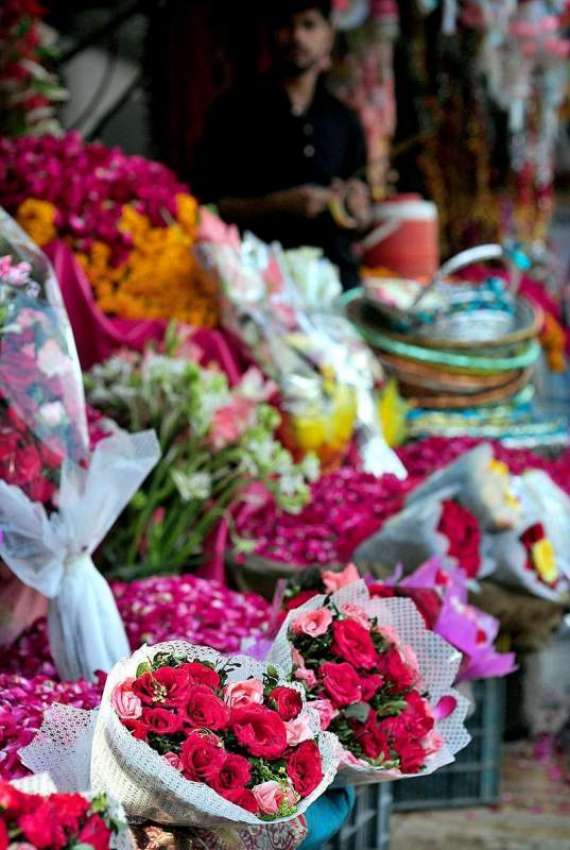 راولپنڈی: دوکاندار فروخت کے لیے پھولوں سے بنے گلدستے سجائے ..