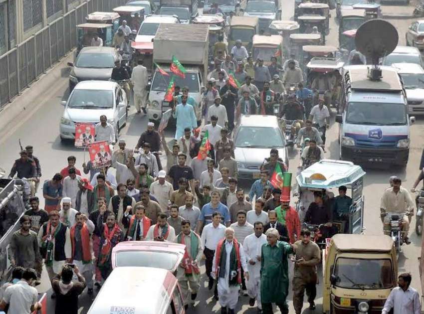 لاہور: تحریک انصاف کے مرکزی رہنما اعجاز احمد چوہدری پیدل ..