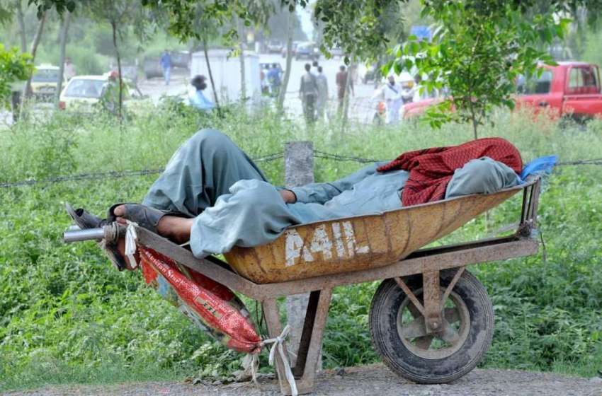 اسلام آباد: محنت کش تھکن دور کرنے کے لیے ہتھ ریڑھی پر سو رہا ..