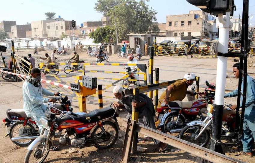 ملتان: موٹر سائیکل سوار خطر ناک انداز سے ریلوے لائن کراس ..
