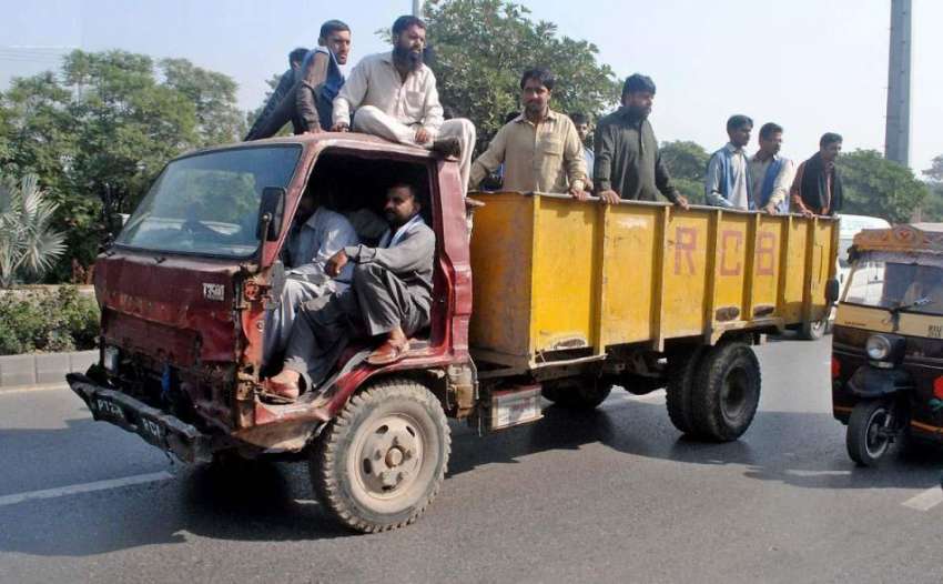 راولپنڈی: کنٹونمنٹ بورڈ کے اہلکار ناکارہ گاڑی پر سوار مال ..