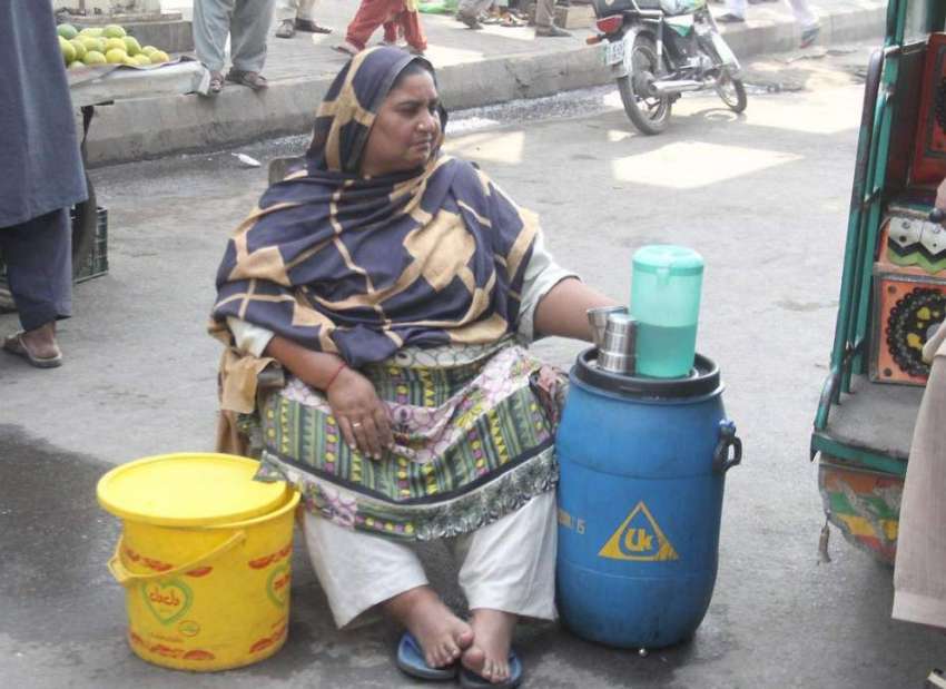 لاہور: ایک محنت کش خاتون بھاٹی چوک میں پینے کا پانی فروخت ..