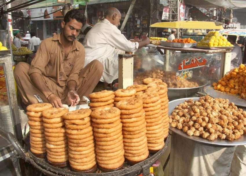 لاہور: ایک حلوائی اندرسے تیار کر رہا ہے۔