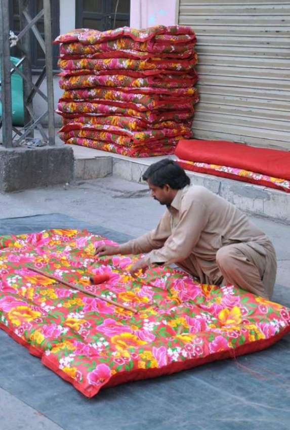 راولپنڈی: موسم سرما کی مناسبت سے محنت کش رضائیوں کی سلائی ..