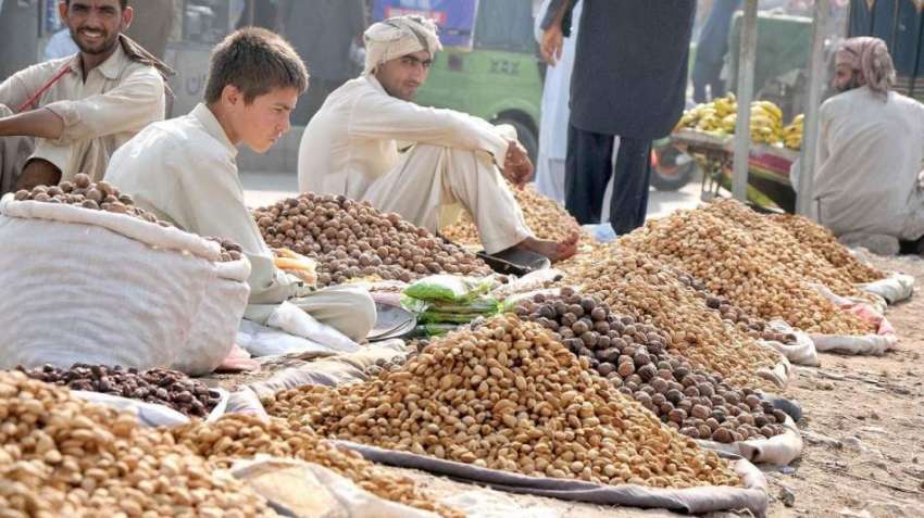 راولپنڈی: محنت کش سڑک کنارے خشک میوہ جات فروخت کے لیے سجائے ..