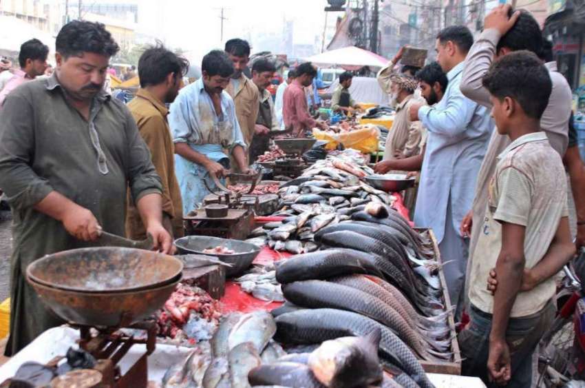 لاہور: سڑک کنارے لگے سٹال سے شہریوں کی بڑی تعداد مچھلی خریدنے ..