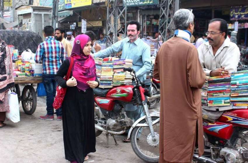 لاہور: سڑک کنارے لگی کتابوں میں شہری دلچسپی لیتے ہوئے۔