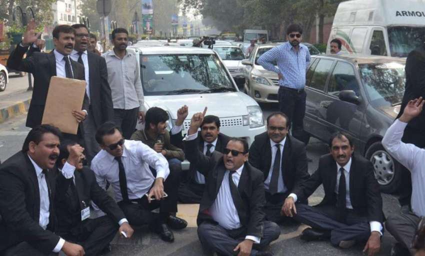 لاہور: تحریک انصاف لائرز ونگ کے وکیل کارکنوں کی گرفتاریوں ..
