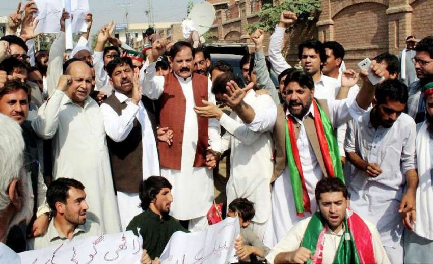 پشاور: صوبائی وزیراطلاعات مشتاق غنی پریس کلب کے باہر پی ..