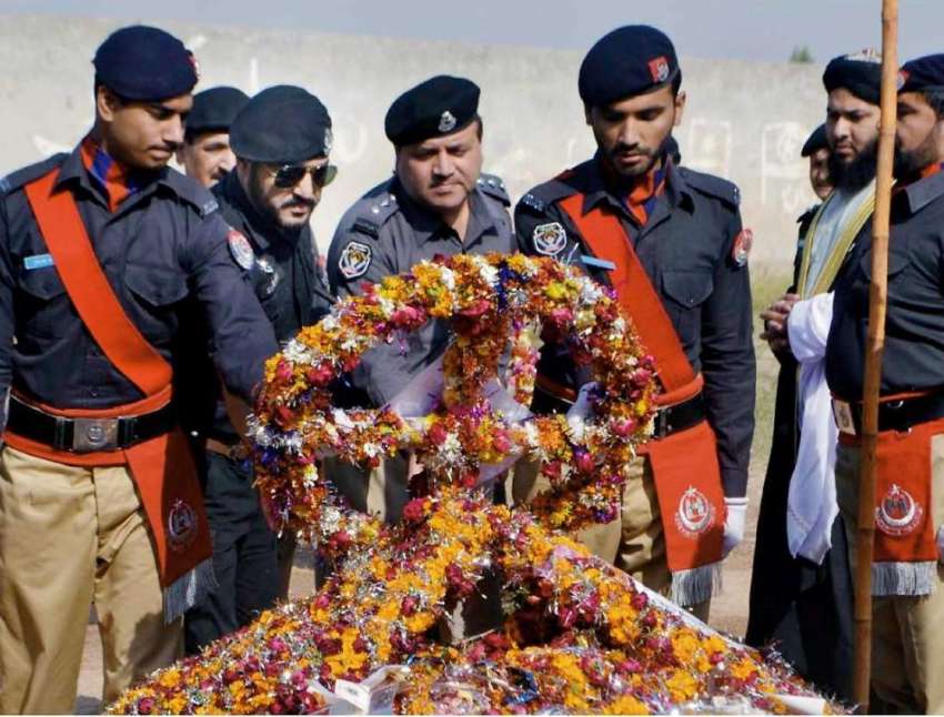پشاور: آئی جی پی ناصر خان درانی کی جانب سے کیپٹن روح اللہ ..