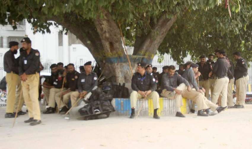 لاہور:پولیس کی نفری کسی بھی ہنگامی صورتحال سے نمٹنے کے لیے ..
