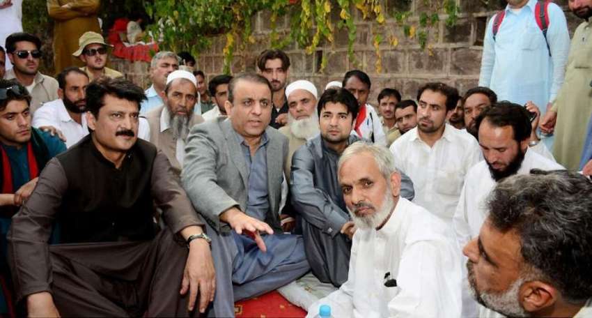 اسلام آباد: بنی گالہ کے باہر پی ٹی آئی کے کارکنوں سے عبدالعلیم ..