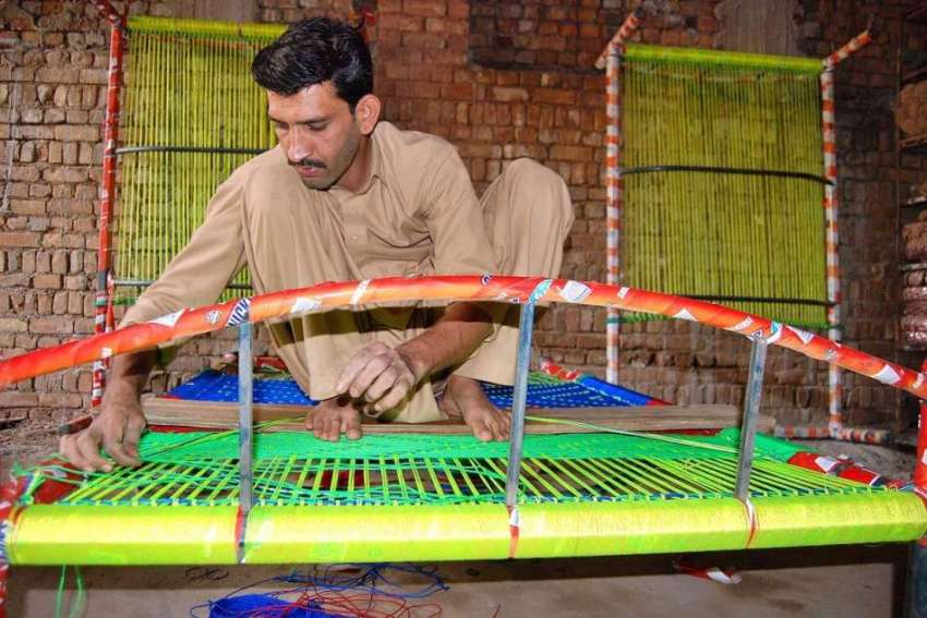 اسلام آباد: محنت کش چاربائی بنا رہا ہے۔