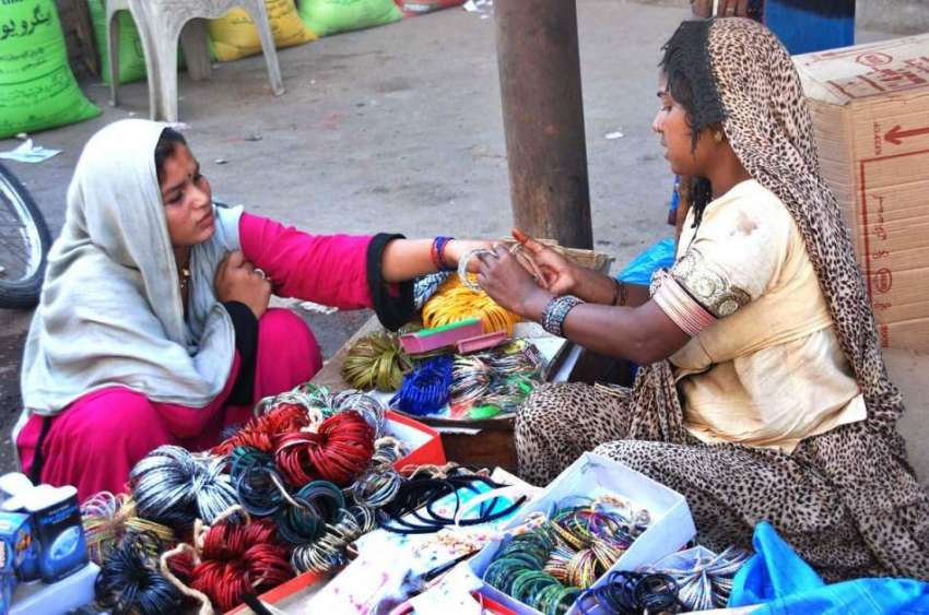 حیدر آباد: ہندو خاتون اپنے مذہبی تہوار دیوالی کے پیش نظر ..