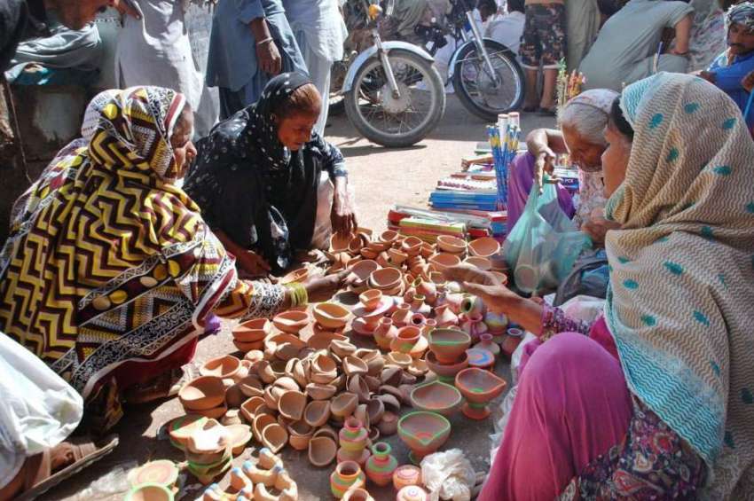 حیدر آباد: محنت کش خاتون مٹی سے بنے رواتی دیے فروخت کر رہی ..