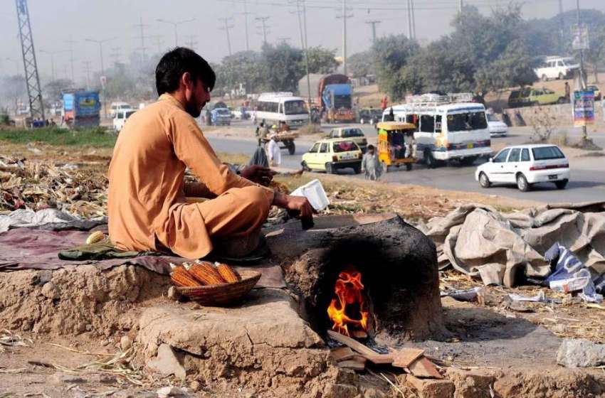 راولپنڈی: مزدور بھٹی پر مکئی کے سٹے بھون رہا ہے۔
