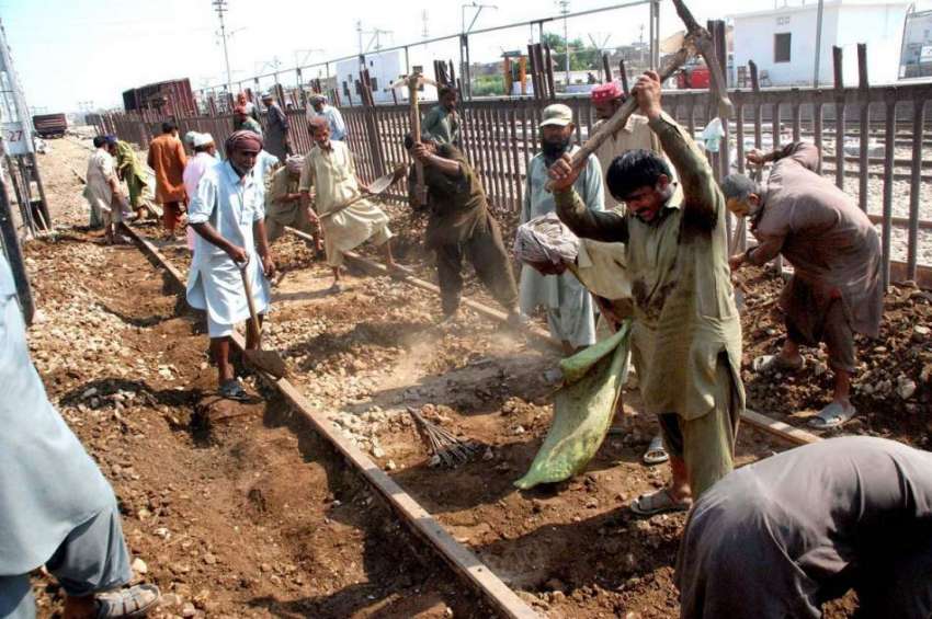 حیدر آباد: ریلوے ملازمین ریلوے ٹریک مرمت کرنے میں مصرو ف ..