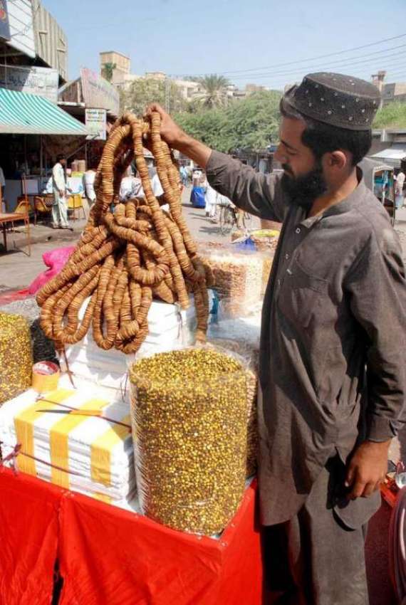 حیدر آباد: ریڑھی بان خشک میوہ جات فروخت کر رہا ہے۔